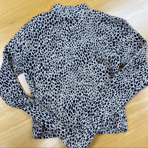 Brandy Melville Daniella CheetahLeopard Turtleneck - Picture 2 of 5